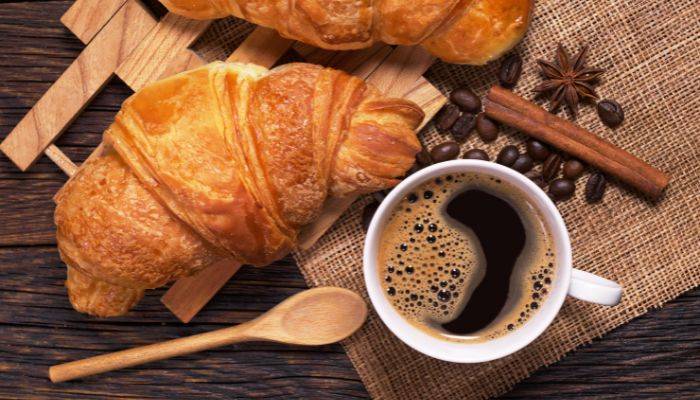 Croissant-dan-kopi-pasangan-serasi-untuk-mencerahkan-hari