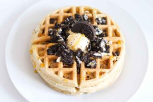 Oreo-waffles-with-ice-cream-topping (1)